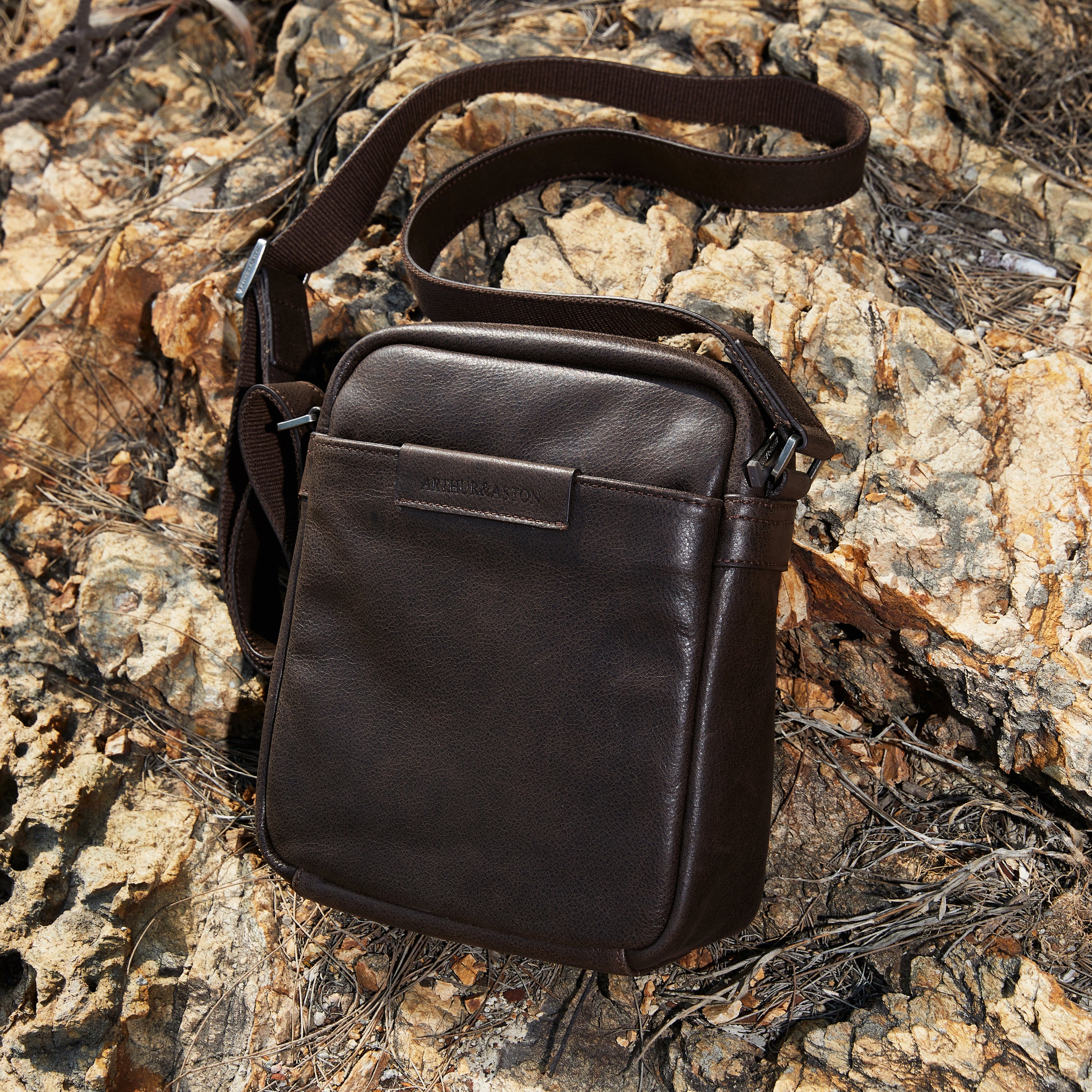 arthur-et-aston-diego-sac-travers-cuir-ch-taigne image 2