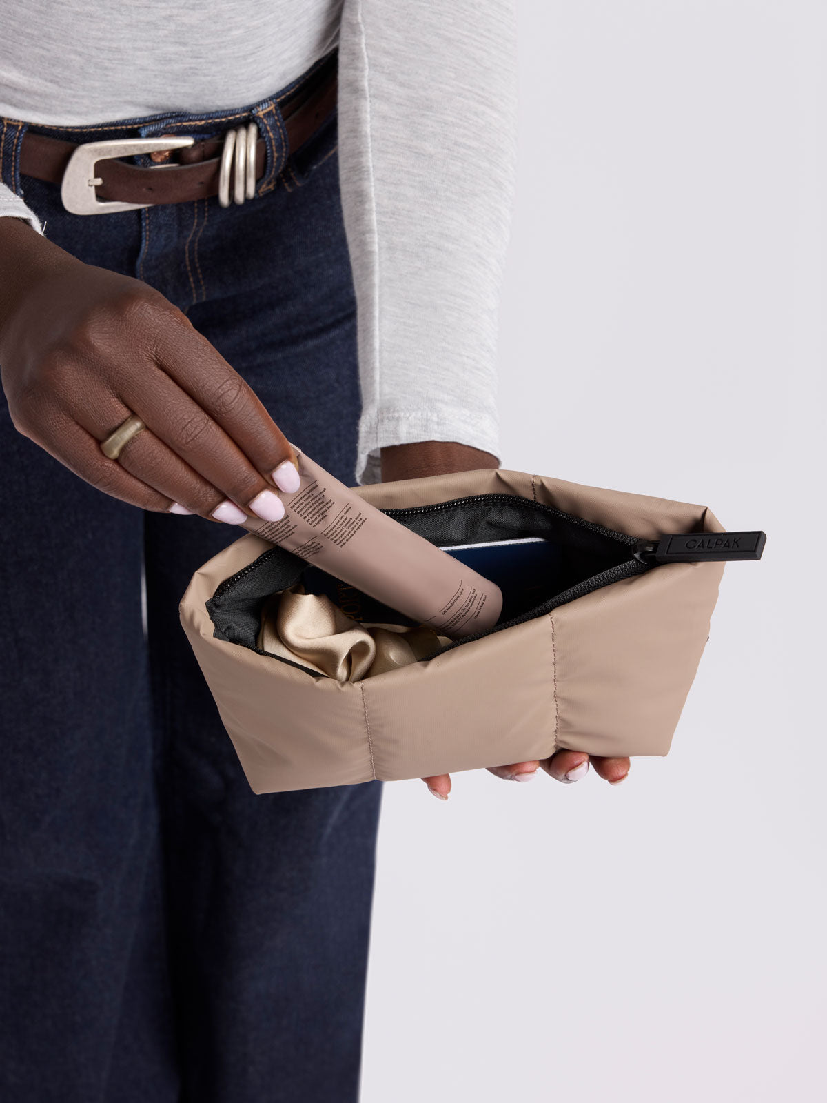 calpak-luka-1-quart-zip-pouch-trousse-chocolat-matelass-e image 2