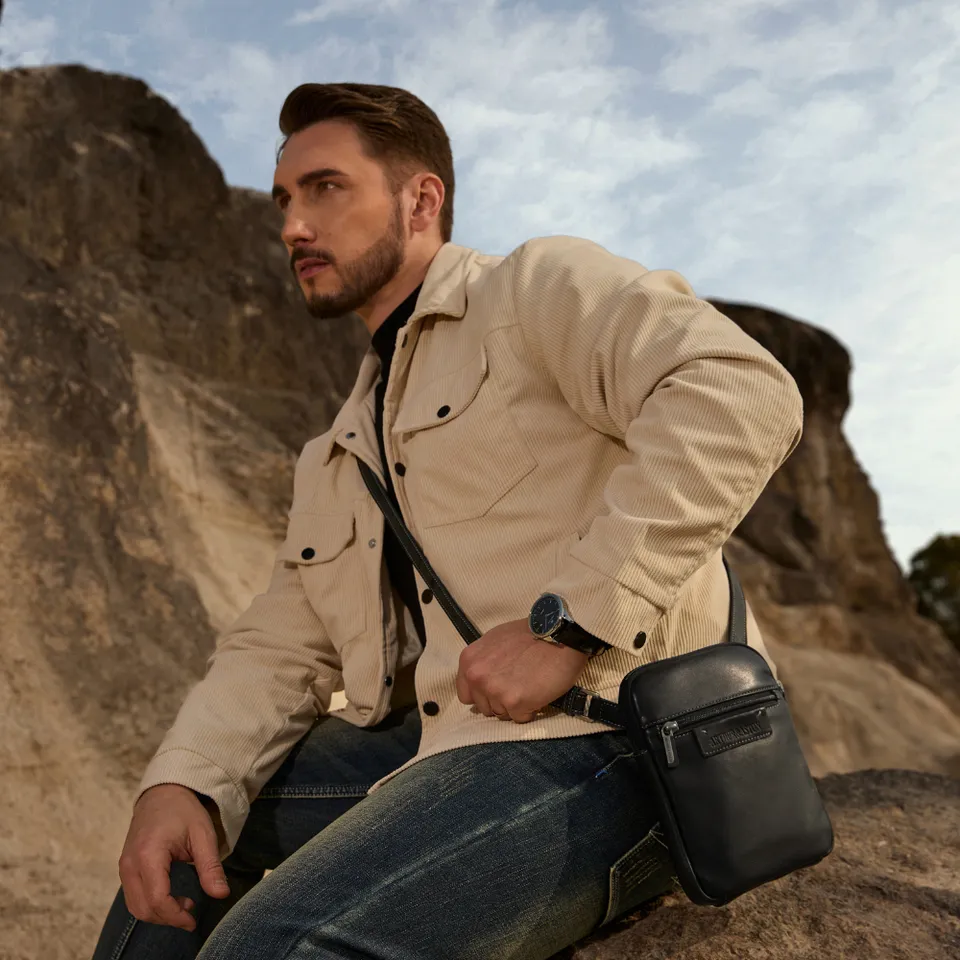 arthur-et-aston-johany-body-bag-cuir-noir-homme-vachette image 1