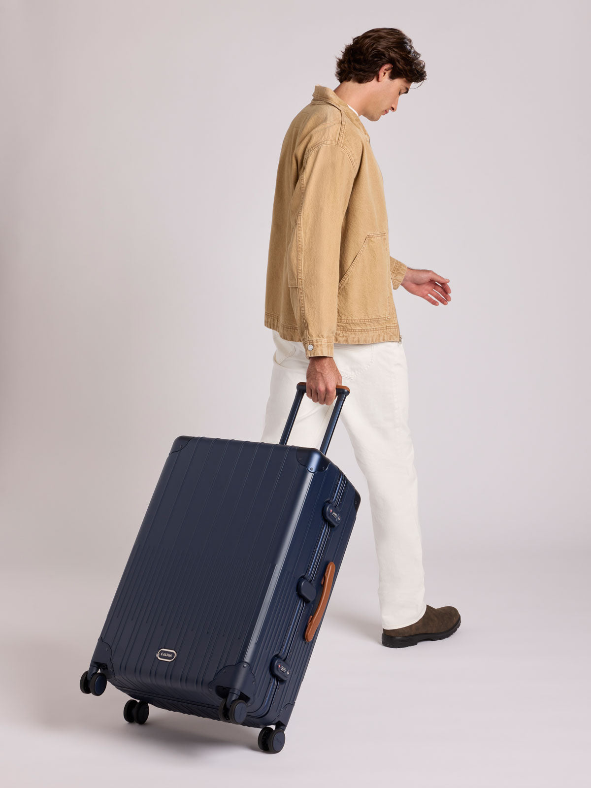 calpak-vault-large-valise-rigide-marine-aluminium image 7