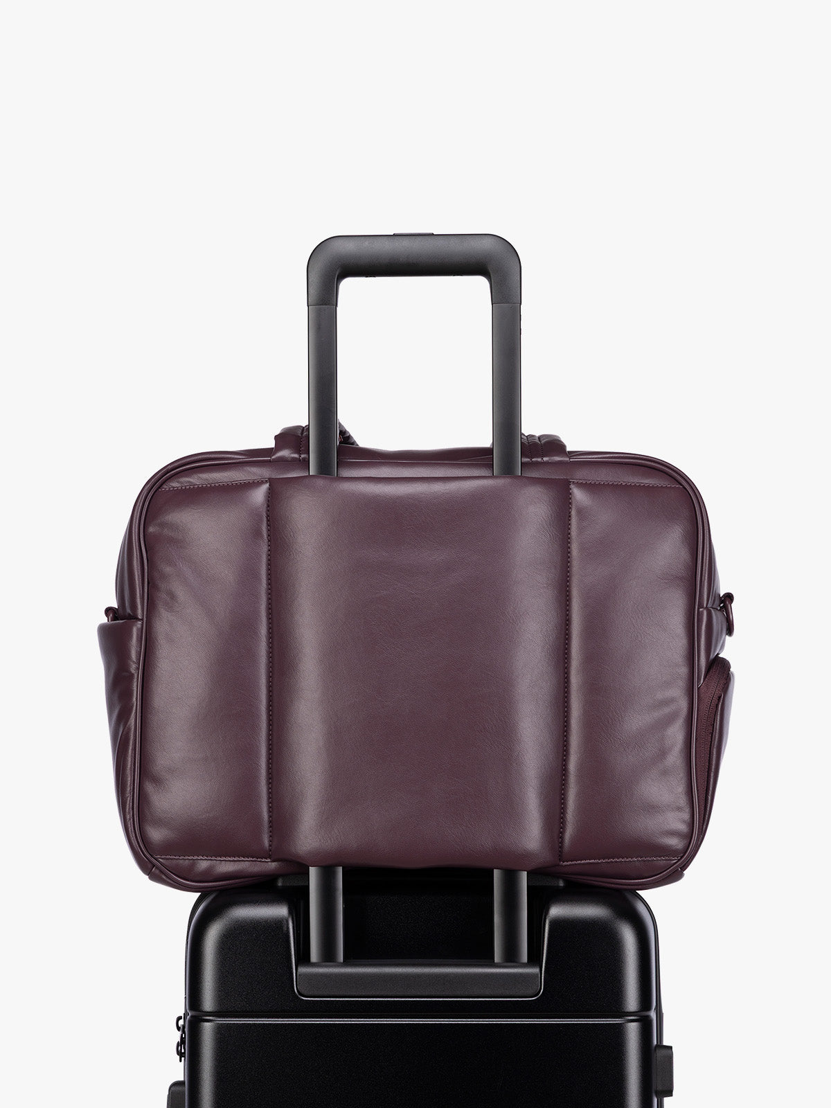 calpak-luka-duffel-vegan-leather-sac-week-end-cerise image 5
