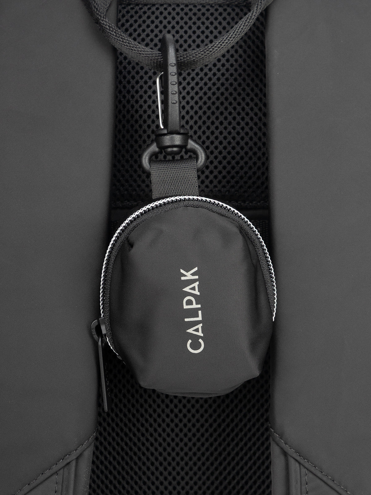 calpak-fit-zip-bag-charm-pochette-breloque-indigo-recycl-e image 6