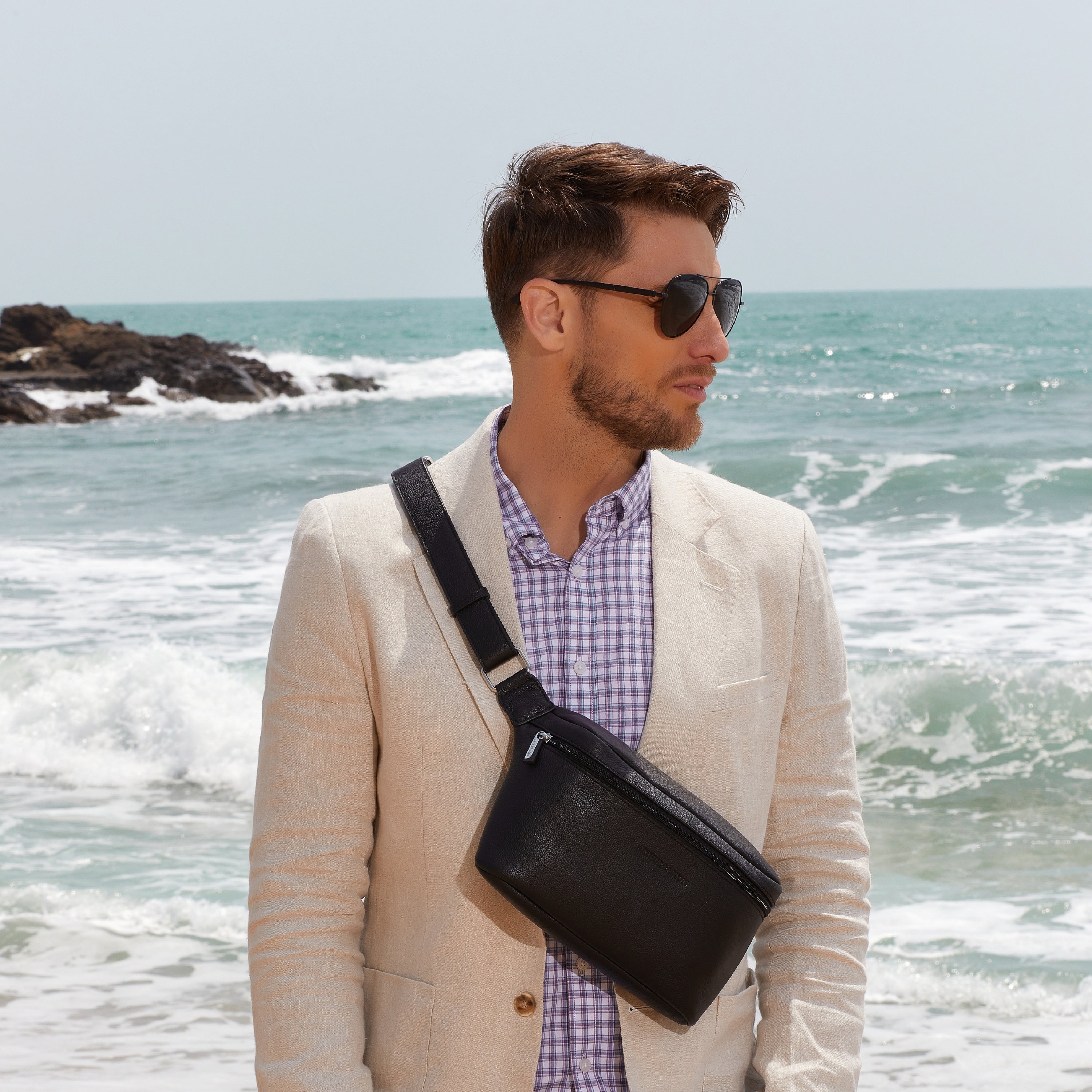 arthur-et-aston-dorian-sac-banane-cuir-noir-vachette image 4