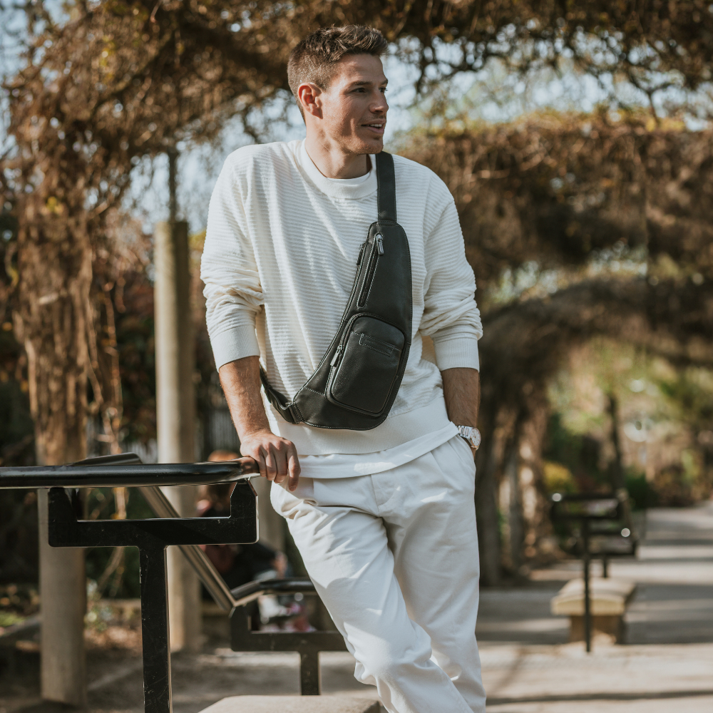 arthur-et-aston-johany-body-bag-cuir-homme-noir image 2