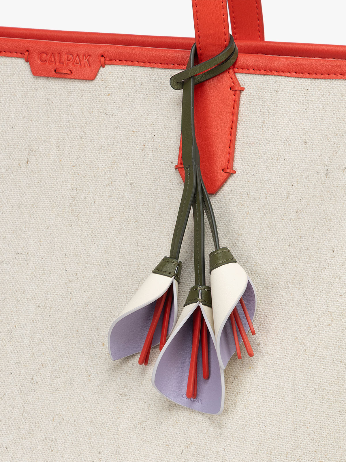 calpak-colette-calla-lily-breloque-sac-c-ladon-fleur-similicuir image 4