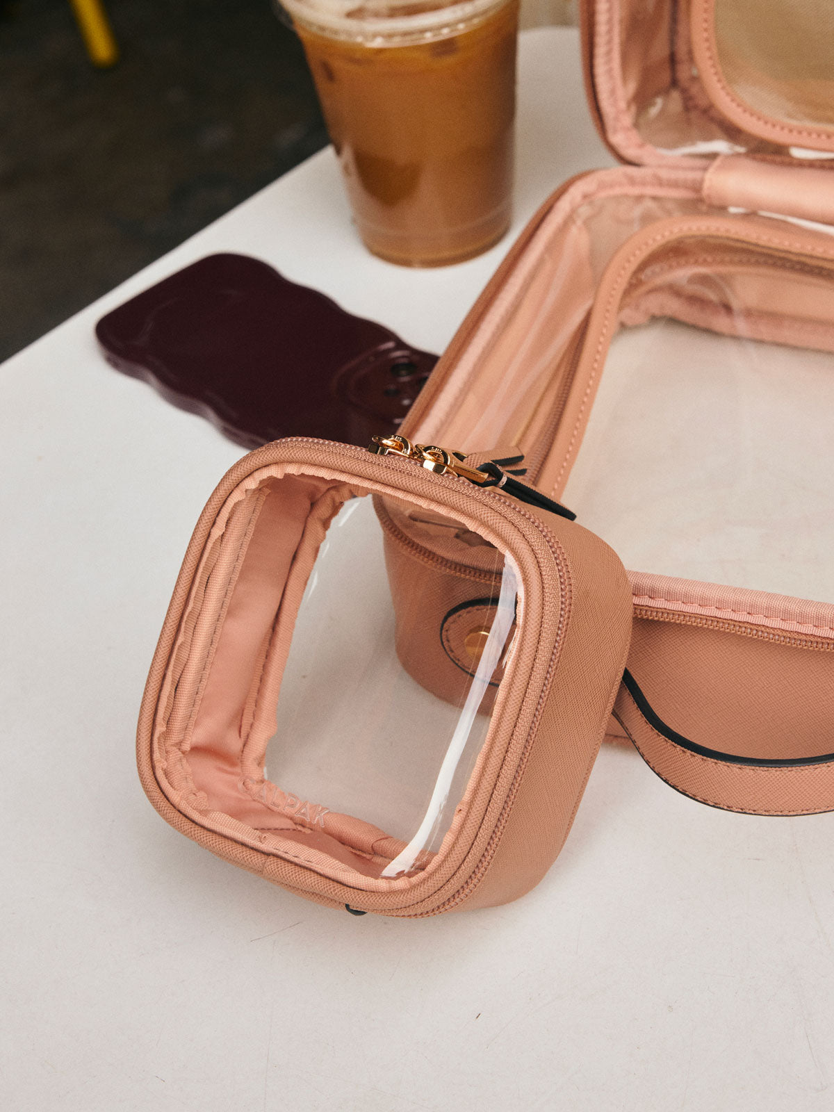 calpak-kaya-tiny-clear-trousse-maquillage-glazed-dark-cherry image 2