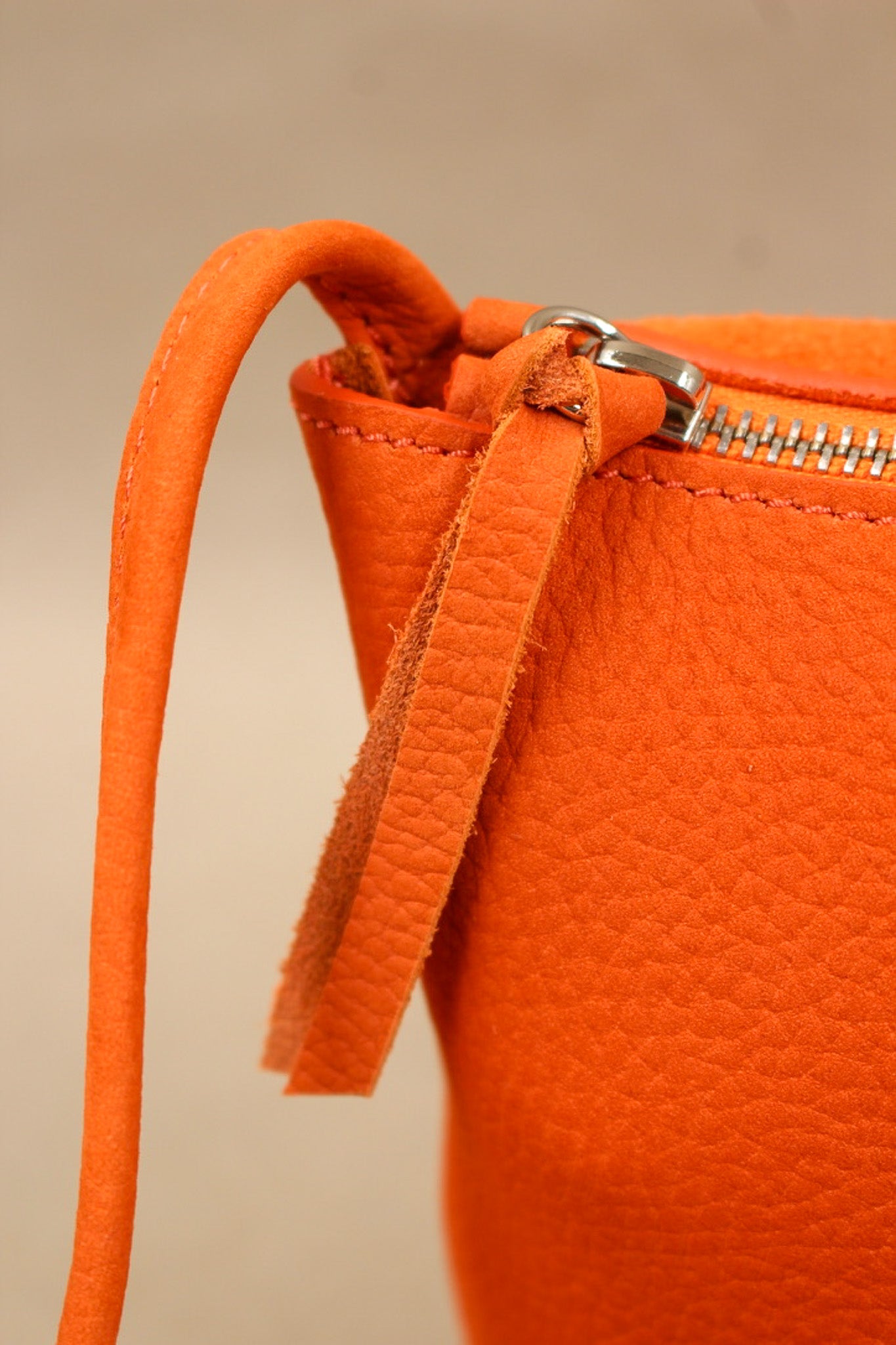 charles-et-charlus-mariette-m-pochette-cuir-nubuck-kaki-30cm image 6