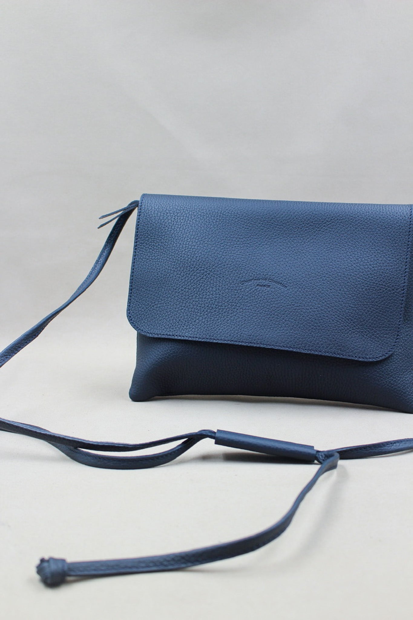 charles-et-charlus-mariette-m-pochette-cuir-marine-30-cm image 3