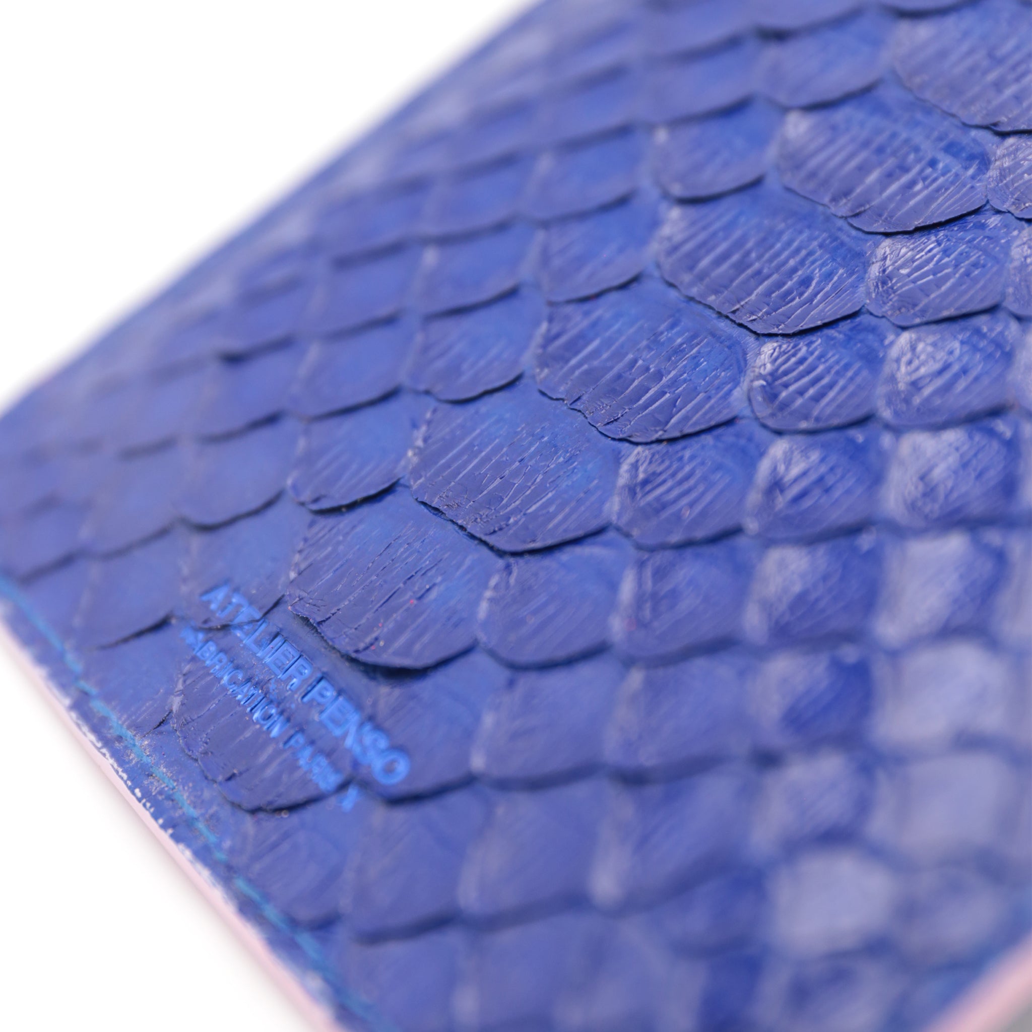 atelier-penso-prot-ge-passeports-tui-cuir-python-bleu image 4