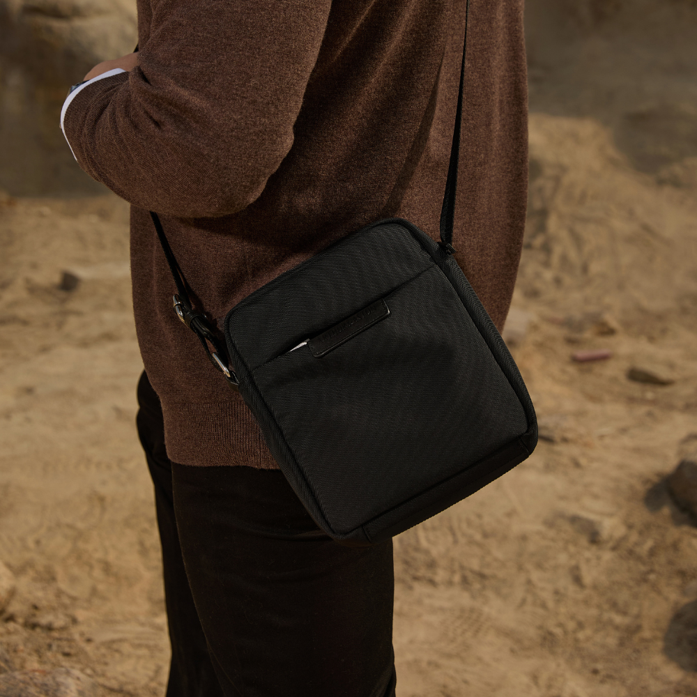 arthur-et-aston-teddy-sac-travers-toile-noir-homme image 1