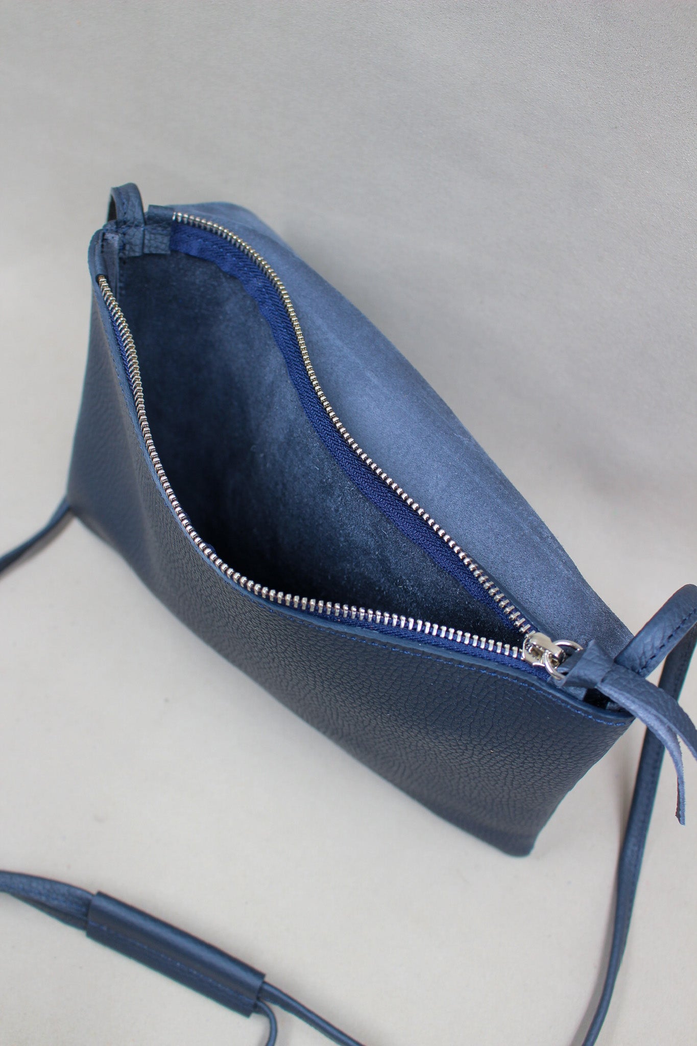 charles-et-charlus-pochette-mariette-s-cuir-grain-gold-france image 6