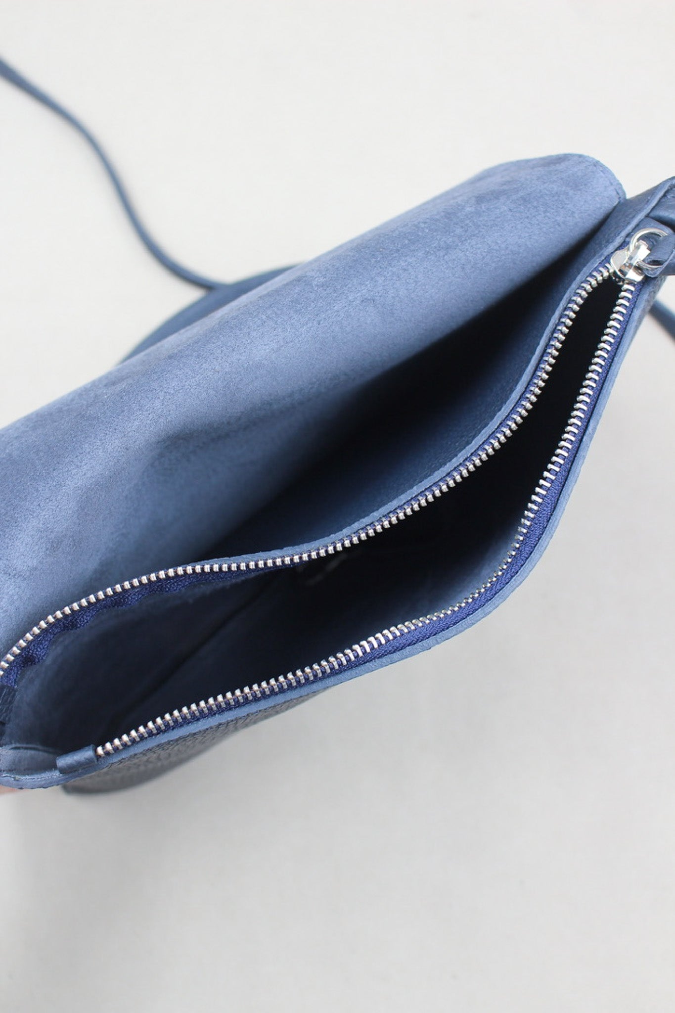 charles-et-charlus-mariette-m-pochette-cuir-marine-30-cm image 4