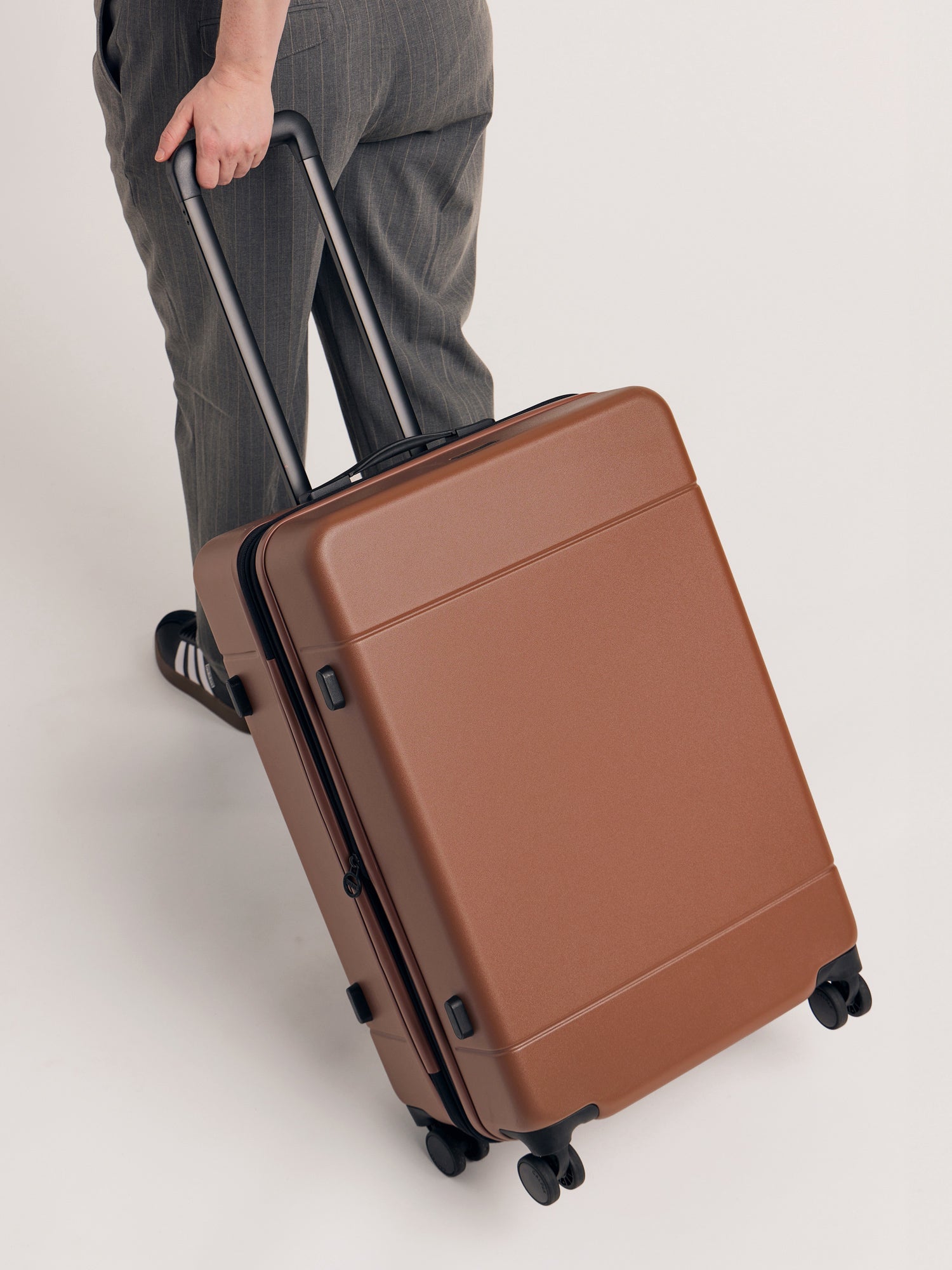 calpak-hue-valise-rigide-medium-chocolat-extensible image 4