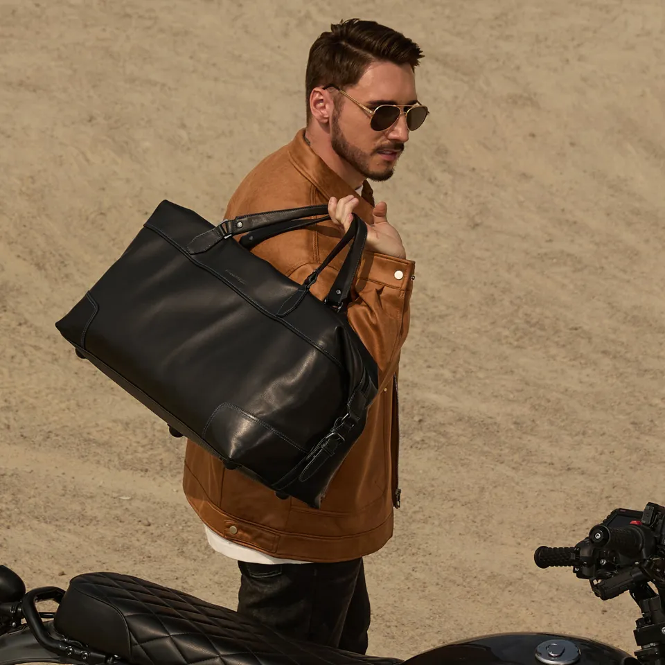 arthur-et-aston-pablo-sac-de-voyage-cuir-plong-noir-fil-bleu image 1